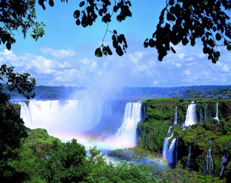 BRASILIEN IGUAçU WASSERFAELLE  REGENBOGEN